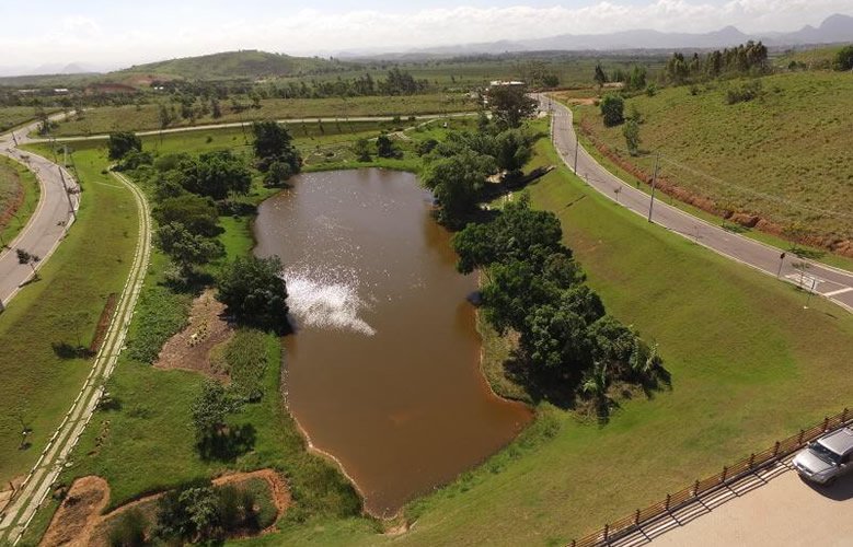 Lago com trilha de caminhada