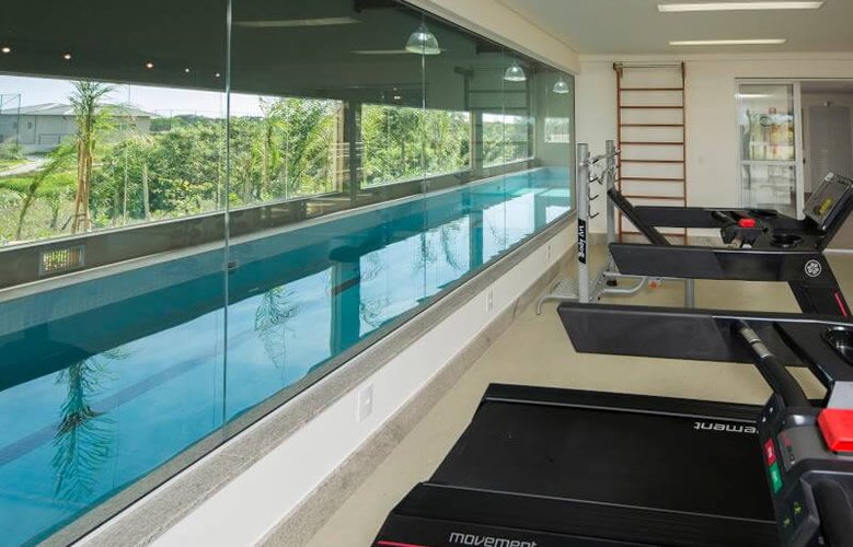 Piscina aquecida com raia e fitness